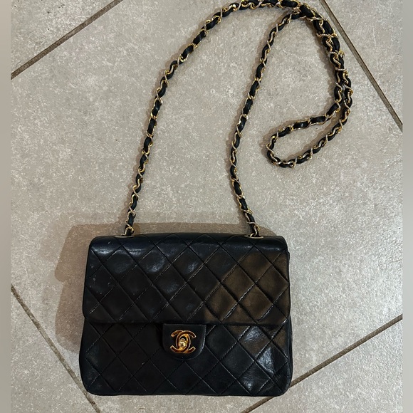 CHANEL Handbags - **AUTHENTIC** Chanel vintage classic flap bag in black